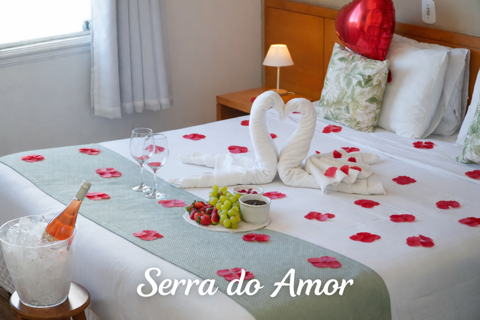 Decoração Serra do Amor em pousada romântica em Campos do Jordão, com pétalas de rosas, balão de coração, toalhas em cisne, frutas da estação e ganache de chocolate